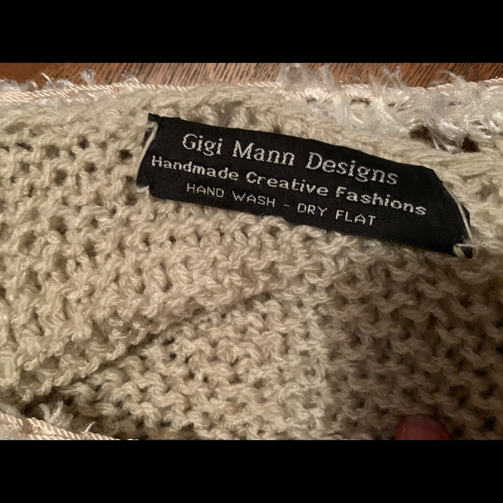 Poncho - Picture 5 of 5